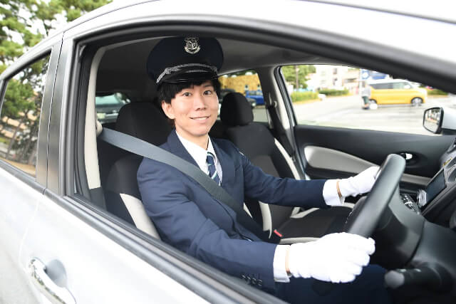 タクシー運転手の服装にはルールがある？帽子や手袋について解説 運転ドットコム